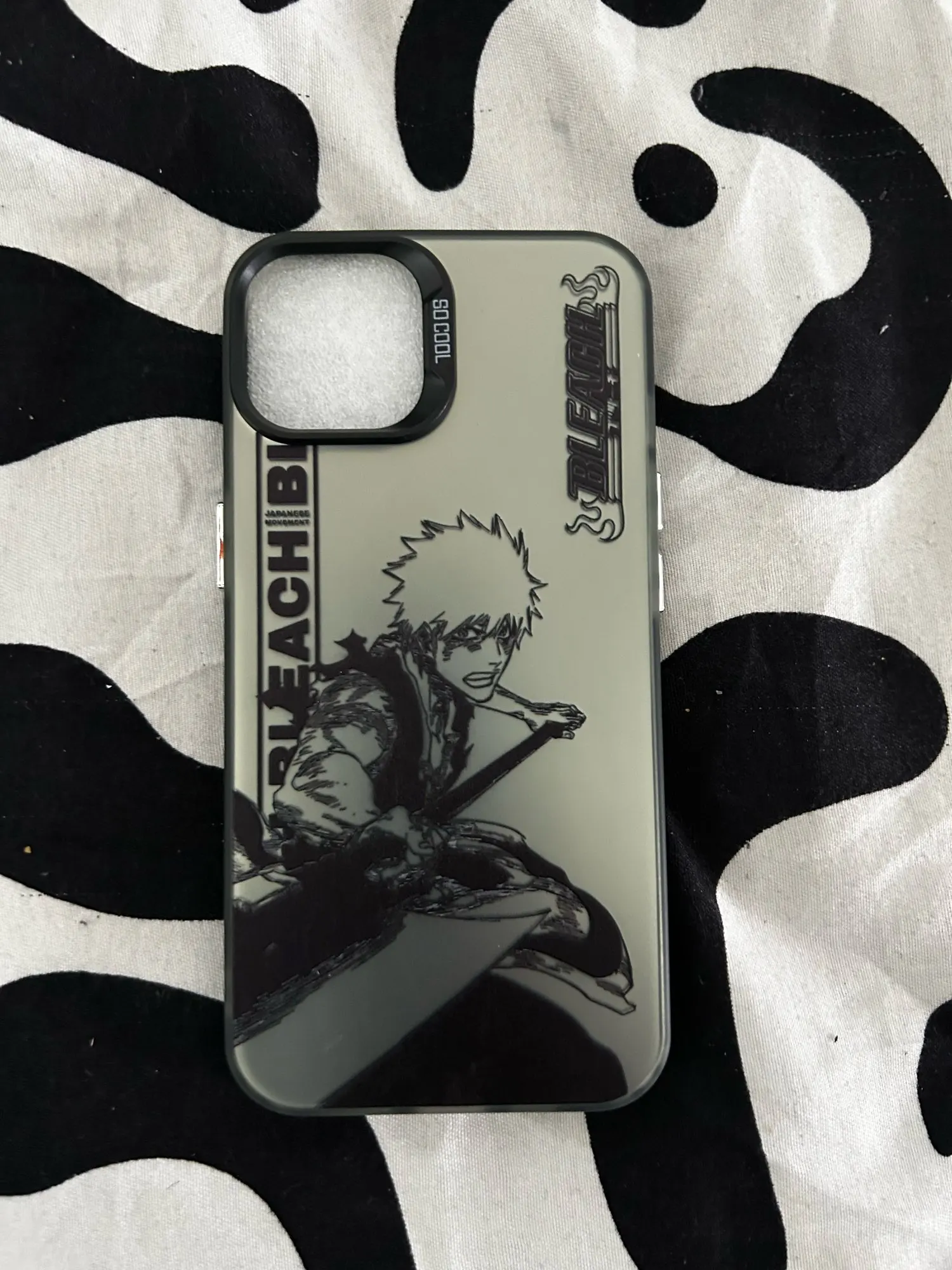 Foto de un comprador: Funda de Ichigo para iPhone con acabado metálico