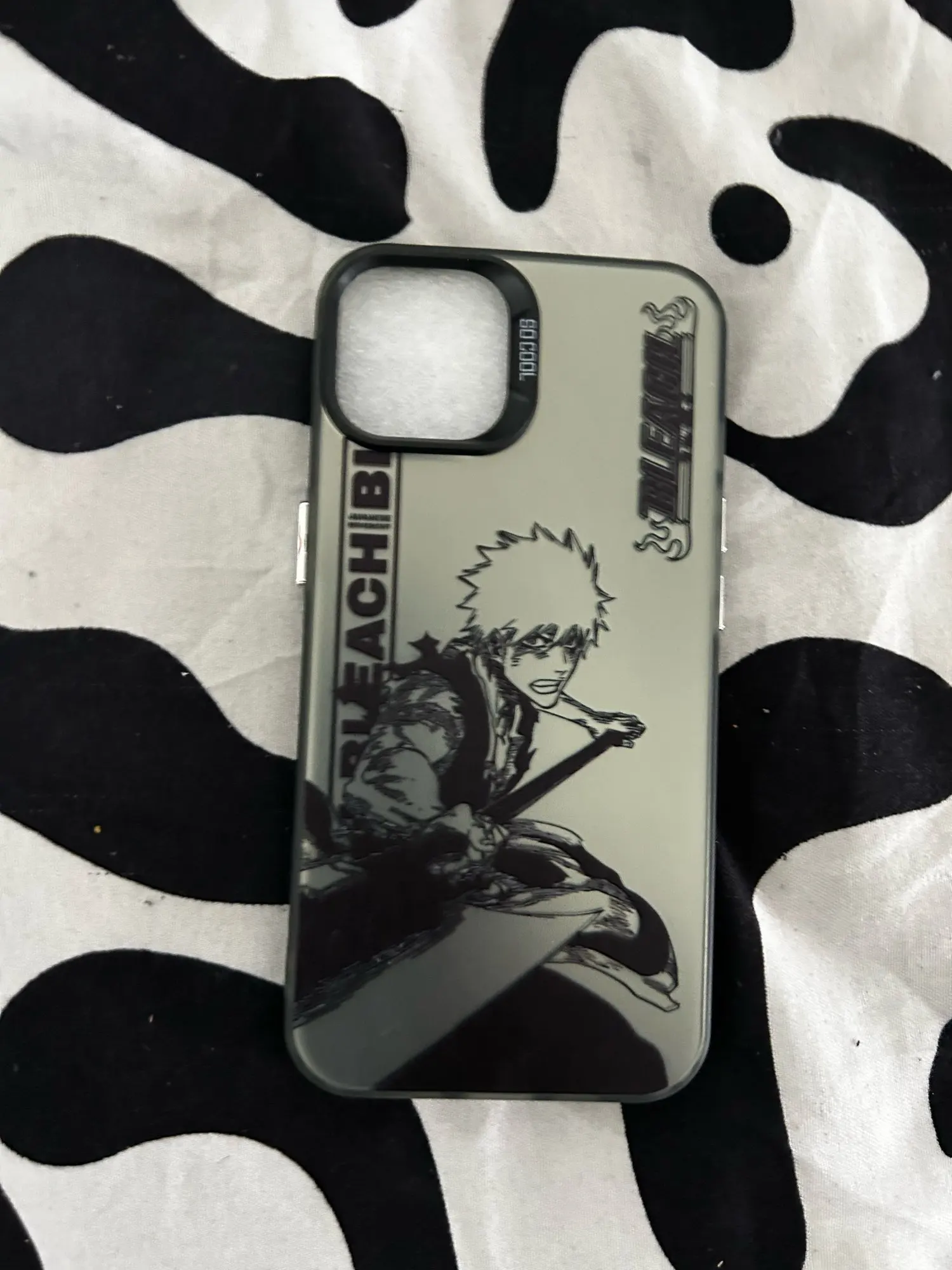 Foto de un comprador: Funda de Ichigo para iPhone con acabado metálico