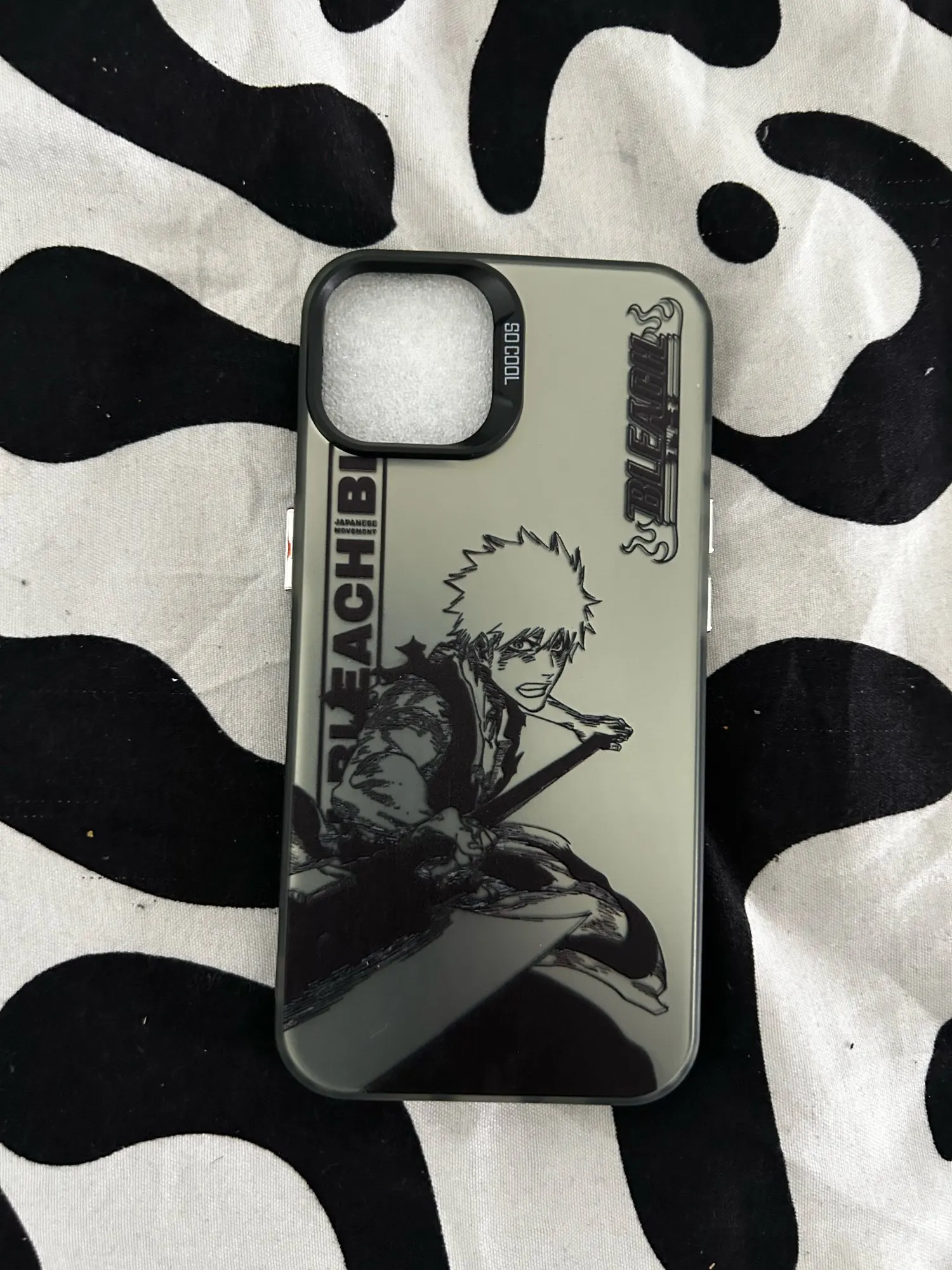 Foto de un comprador: Funda de Ichigo para iPhone con acabado metálico