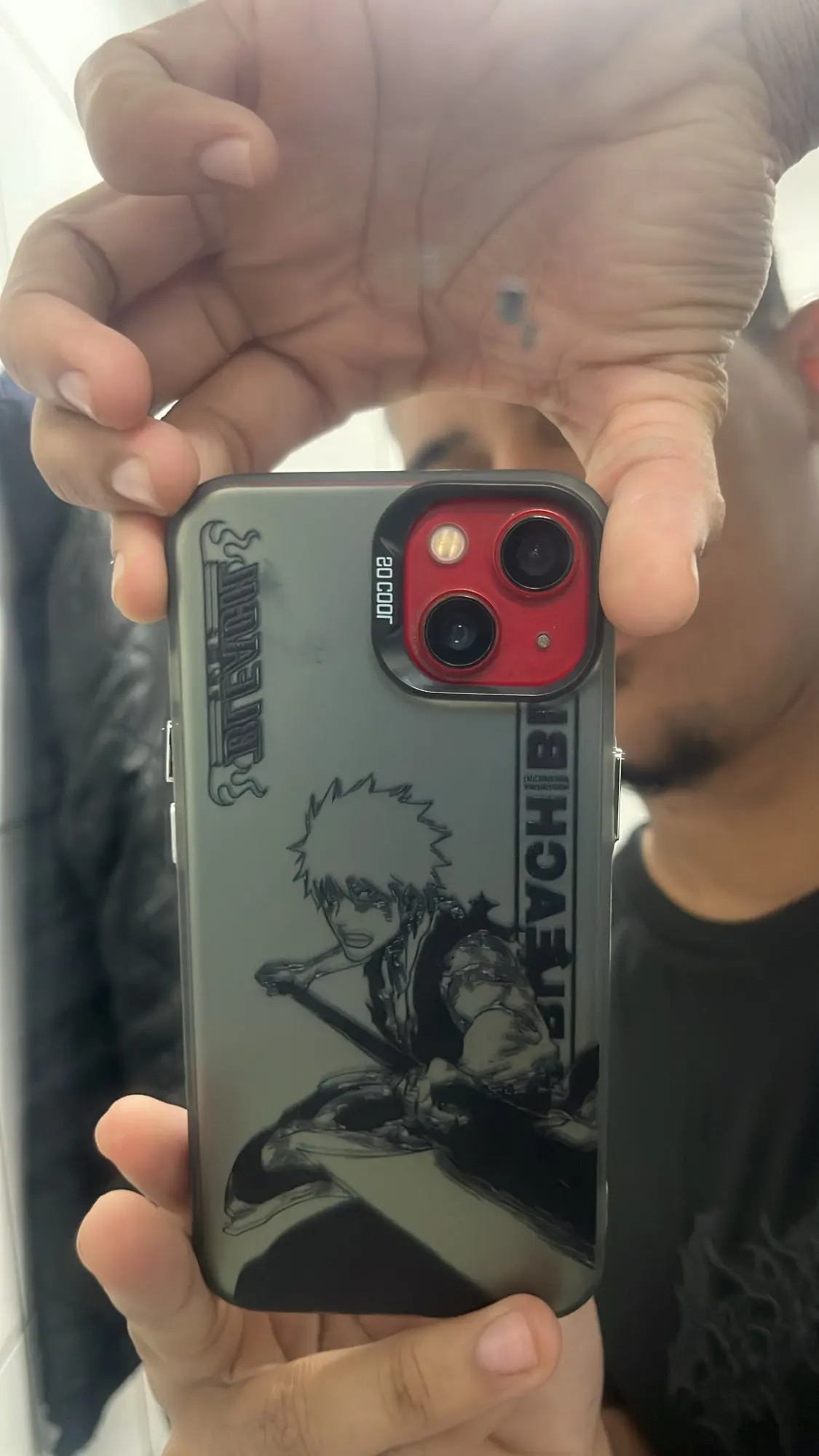 Foto de un comprador: Funda de Ichigo para iPhone con acabado metálico