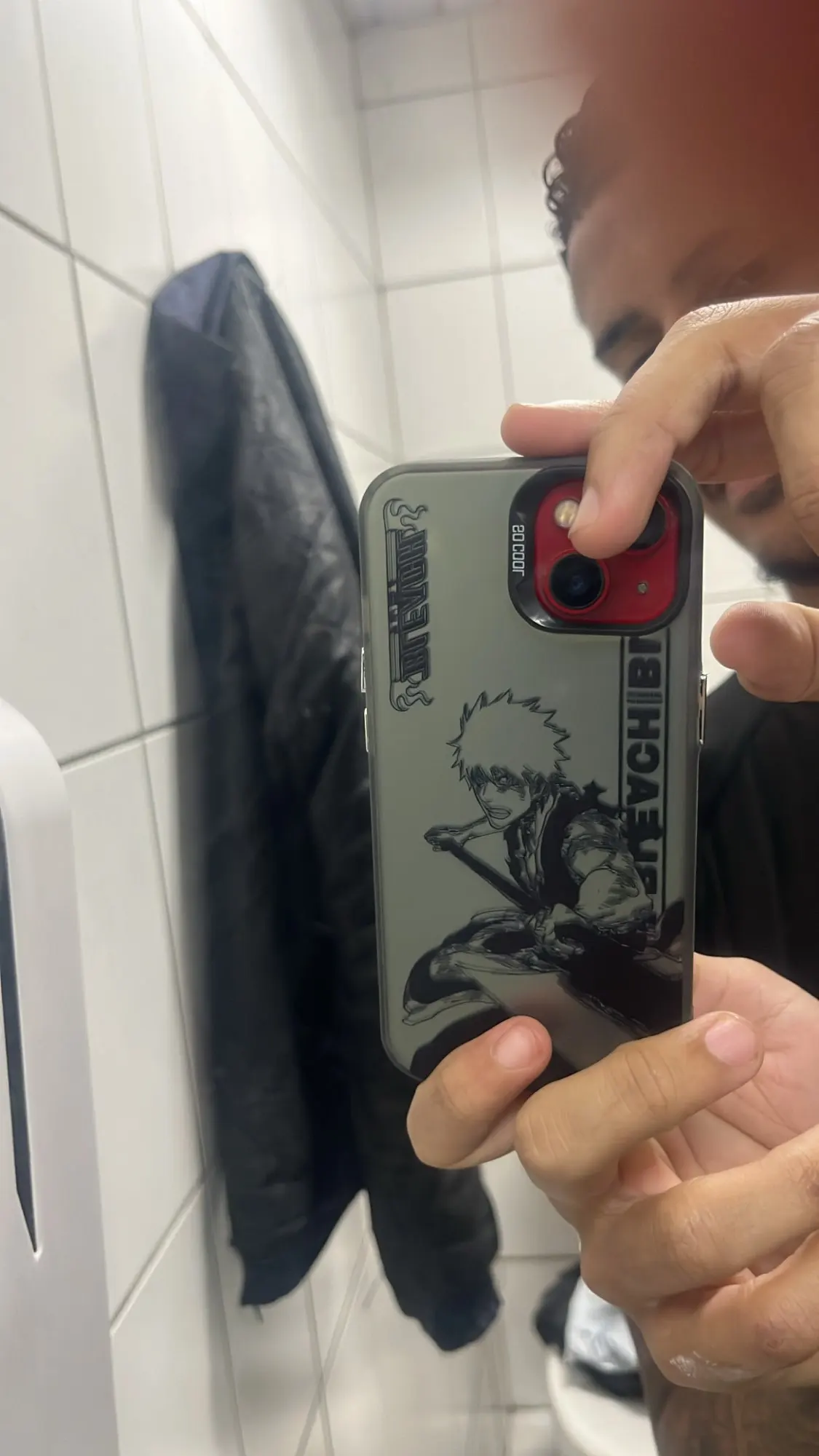 Foto de un comprador: Funda de Ichigo para iPhone con acabado metálico