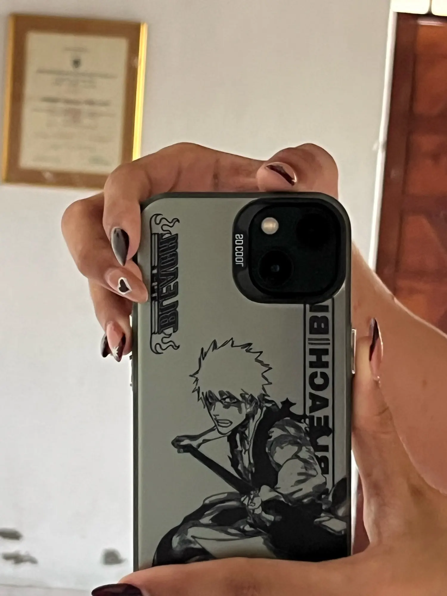 Foto de un comprador: Funda de Ichigo para iPhone con acabado metálico