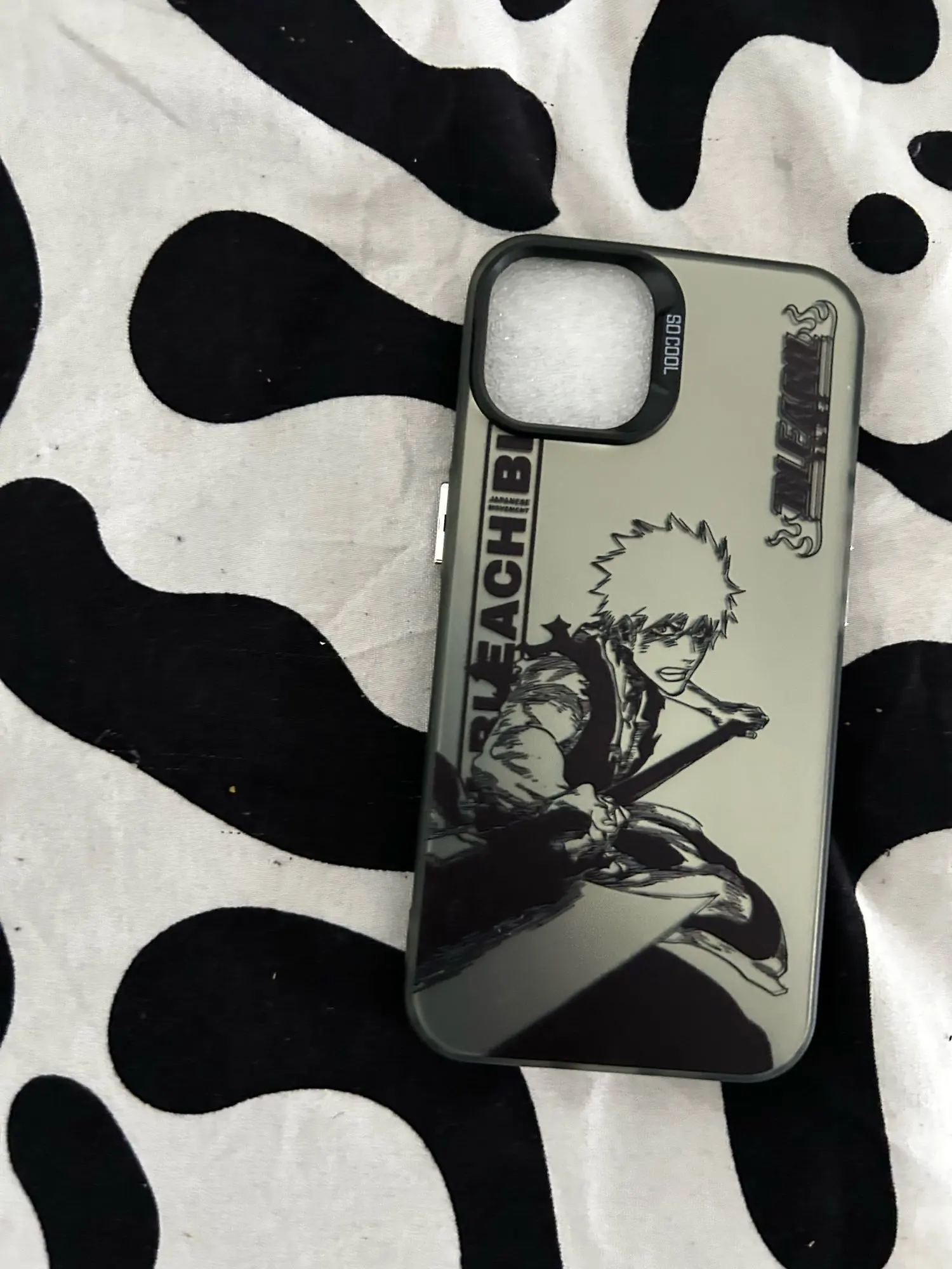 Foto de un comprador: Funda de Ichigo para iPhone con acabado metálico