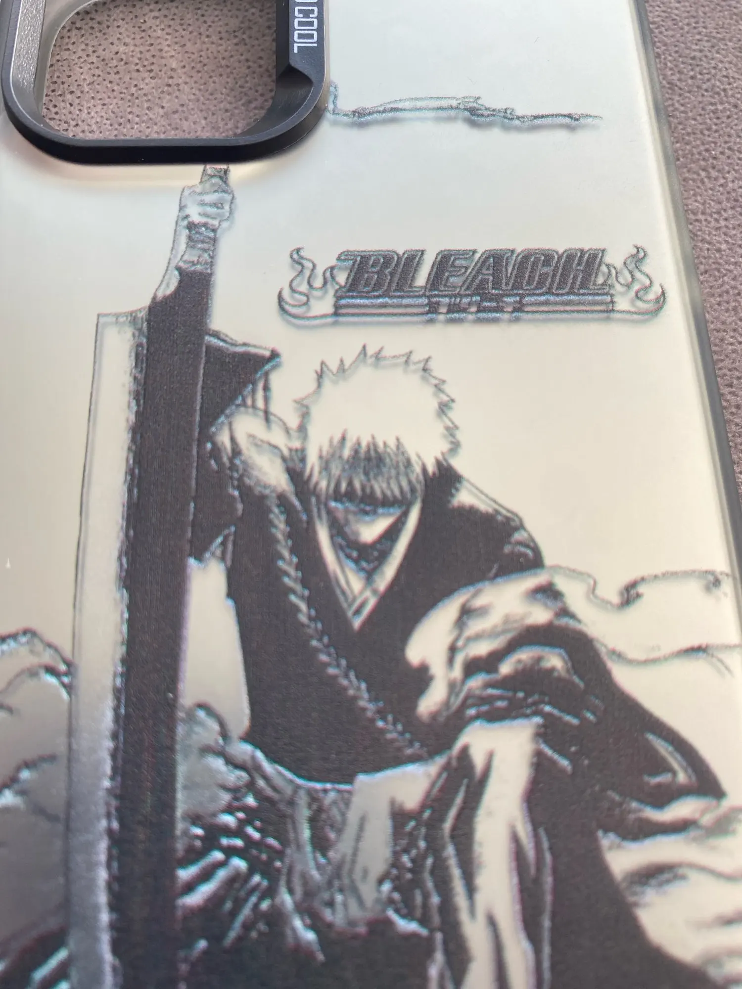 Foto de un comprador: Funda de Ichigo para iPhone con acabado metálico